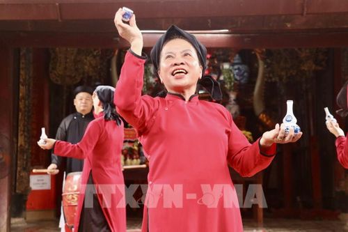 Nghệ nhân Hát Xoan với đạo cụ truyền thống trong quá trình biểu diễn, là những “người giữ lửa” trực tiếp bảo tồn và trao truyền giá trị di sản qua nhiều thế hệ. Với người dân Hùng Lô, Hát Xoan không chỉ là hình thức diễn xướng mà còn là hơi thở, là niềm tự hào tự thân được gìn giữ qua bao biến cố lịch sử. Ảnh: Phương Thảo/TTXVN phát