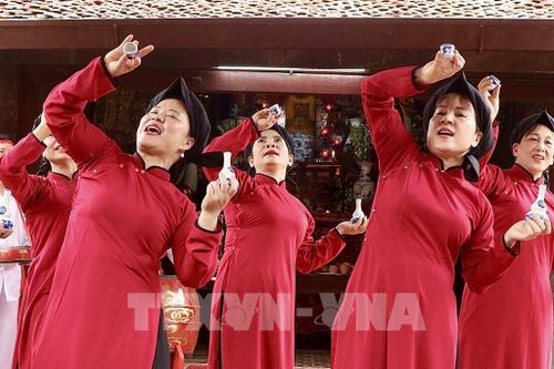 Hát Xoan là tiếng lòng của cư dân nông nghiệp, là sự thăng hoa của tâm hồn người nghệ nhân. Ánh mắt rạng ngời và nụ cười tươi tắn của các đào Xoan khi thực hiện những làn điệu mượt mà cho thấy niềm tự hào tự thân, biến những buổi diễn xướng thành ngày hội của tinh thần đoàn kết và tình yêu quê hương. Ảnh: Phương Thảo/TTXVN phát