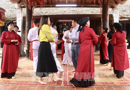 Du khách trực tiếp tham gia biểu diễn cùng các nghệ nhân, trải nghiệm Hát Xoan như một sản phẩm du lịch văn hóa đặc trưng của đất Tổ. Ảnh: Phương Thảo/TTXVN phát