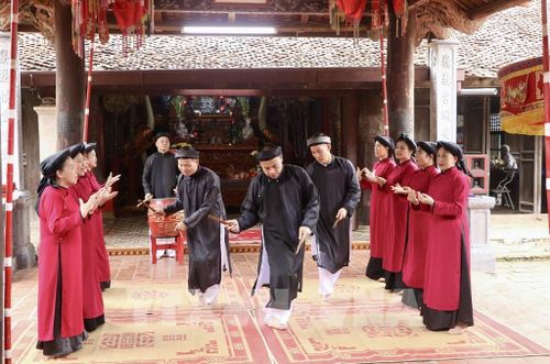 Sự tham gia của các thế hệ nghệ nhân trong cùng một tiết mục cho thấy quá trình kế thừa, truyền dạy Hát Xoan được duy trì liên tục trong cộng đồng. Ảnh: Phương Thảo/TTXVN phát