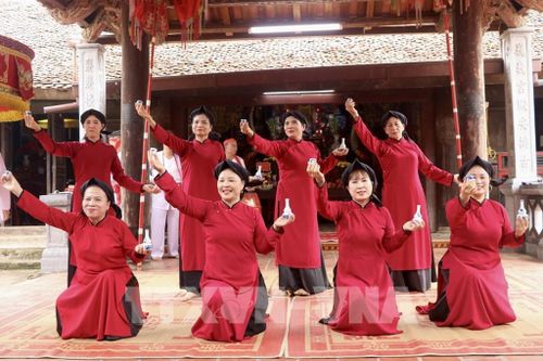 Các làn điệu hát hội được trình diễn với không khí rộn ràng, phản ánh đời sống tinh thần phong phú và sự gắn kết cộng đồng trong sinh hoạt văn hóa truyền thống. Đội hình biểu diễn tại sân đình Hùng Lô luôn có sự kết hợp giữa các nghệ nhân gạo cội và những người kế cận, đảm bảo tính liên tục và sự trao truyền di sản không bị đứt gãy. Ảnh: Phương Thảo/TTXVN phát