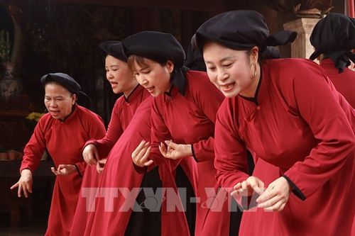 Từng cử chỉ tay, từng cách luyến láy đều được rèn giũa tỉ mỉ. Hát Xoan đòi hỏi sự khổ luyện và tính cộng đồng cao, nơi các đào trẻ học cách phối hợp nhịp nhàng để tạo nên sức sống mới cho những làn điệu cổ truyền. Ảnh: Phương Thảo/TTXVN phát