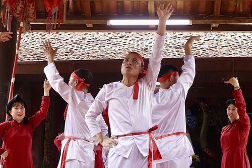 Người kép Xoan trong trang phục truyền thống đứng vững chãi giữa đội hình là biểu tượng cho sự tiếp nối bền bỉ. Thần thái tự tin và bản lĩnh của người nghệ nhân thực hành di sản chính là yếu tố cốt lõi giúp Hát Xoan có sức sống mãnh liệt và vươn xa hơn trong đời sống đương đại. Ảnh: Phương Thảo/TTXVN phát