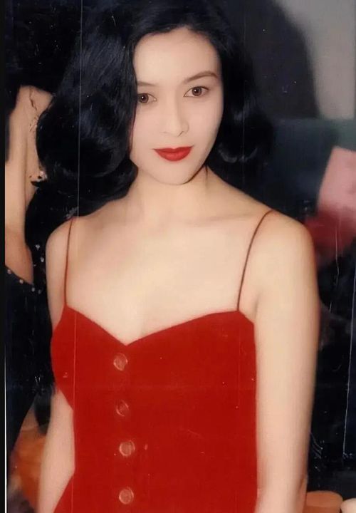 'Đệ nhất mỹ nhân Hương Cảng" sở hữu đôi mắt biết nói và đường nét hoàn hảo như tạc tượng, khiến bao trái tim thổn thức.