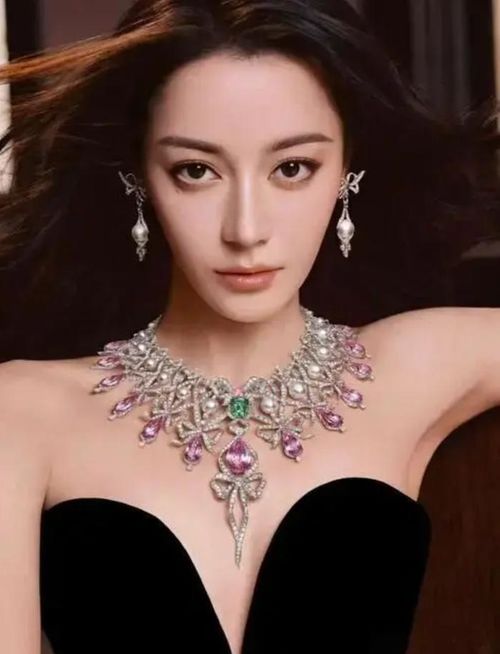 Mỹ nhân Tân Cương với vẻ đẹp lai hiện đại, vừa lộng lẫy vừa sang trọng, chiếm trọn mọi ánh nhìn. 