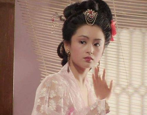 Trần Hồng nổi tiếng với vai Điêu Thuyền xinh đẹp trong Tam Quốc Diễn Nghĩa. 