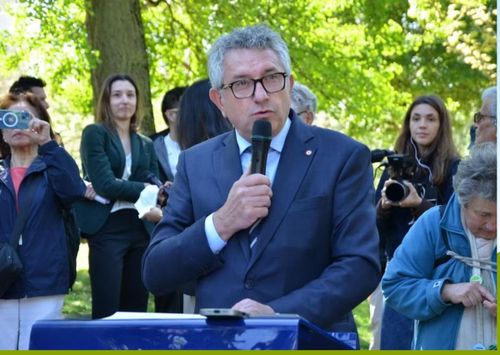 Michel Criaud, head of the France-Viet Nam Friendship Parliamentarians’ Group, speaks at the ceremony, calling it a “duty of remembrance” to hônur the victims and pass on a historical lesson for future generations. (Photo: Hữu Chiến/VNA)