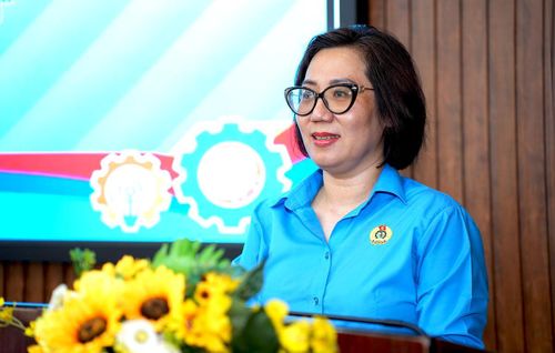 Bà Bùi Thị Bích Hồng - Phó Chủ tịch Ủy ban MTTQ Việt Nam phường An Đông, Chủ tịch Công đoàn phường - phát biểu tại buổi lễ