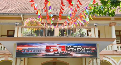Trường học, doanh nghiệp, cơ quan công sở, khu dân cư, người dân cũng đồng loạt treo cờ Tổ quốc, băng rôn, khẩu hiệu để chào mừng ngày lễ lớn của dân tộc. Ảnh: Thanh Minh.