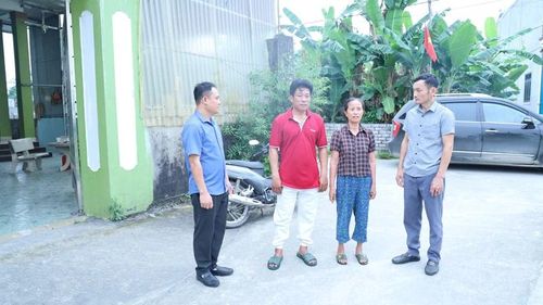 Cán bộ thôn Tân Phúc gặp gỡ, trao đổi thông tin với người dân về Dự án đường sắt tốc độ cao Bắc - Nam.