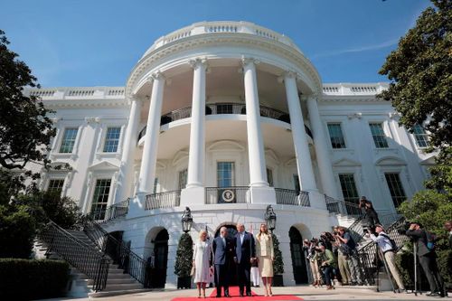 Tổng thống Mỹ Donald Trump và Đệ nhất phu nhân Melania Trump đã chụp ảnh cùng nhà vua Charles III và Hoàng hậu Camilla ngày 27/4/2026.ẢNh: Reuters.