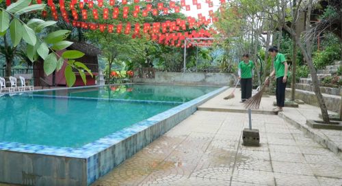 Nhân viên Homestay Thác Mây (xã Thạch Quảng) dọn dẹp bể bơi, sẵn sàng đón lượng khách tăng cao trong dịp nghỉ lễ.