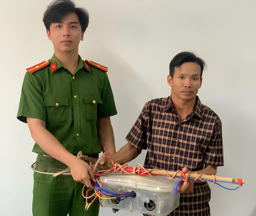 Công an xã Vĩnh Thuận tiếp nhận công cụ kích điện do người dân giao nộp. Ảnh: ÚT CHUYỀN