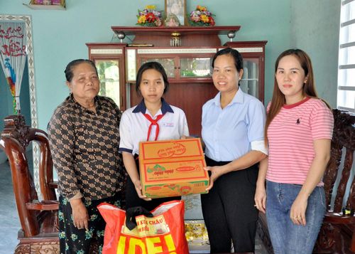 Hội Liên hiệp Phụ nữ xã Long Thạnh thăm hỏi, trao quà cho em Danh Thị Thảo My. Ảnh: BÍCH THÙY