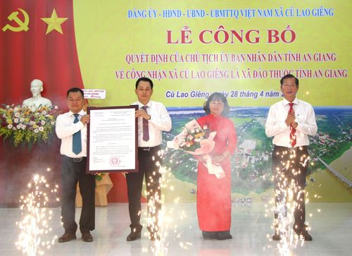 Phó Chủ tịch UBND tỉnh An Giang Lê Văn Phước trao Quyết định công nhận xã đảo cho lãnh đạo xã Cù Lao Giêng.