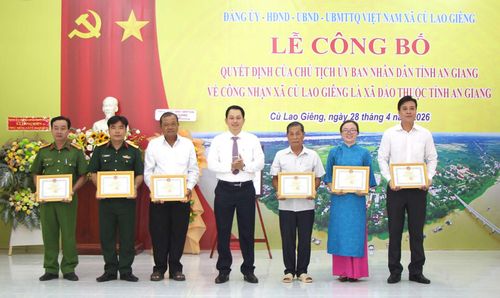 Bí thư Đảng ủy, Chủ tịch HĐND xã Cù Lao Giêng Võ Minh Nâng trao giấy khen các tập thể.