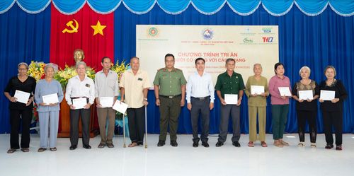 Ban Tổ chức chương trình tặng quà tặng quà cho các gia đình có công với cách mạng.