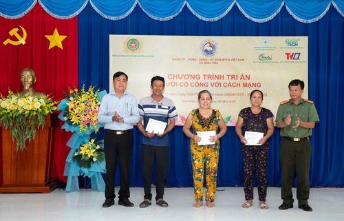 Ban Tổ chức chương trình tặng quà cho 3 gia đình có người khuyết tật do di chứng từ chất độc hóa học có hoàn cảnh khó khăn trên địa bàn xã.