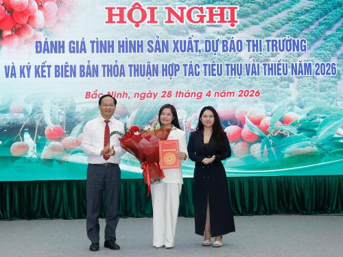  Bà Trần Thị Đan Thanh, Chủ nhiệm Câu lạc bộ KOL và KOC Việt Nam, Tổng Giám đốc MVOT GROUP trao Quyết định; đồng chí Phạm Văn Thịnh, tặng hoa chúc mừng thành lập Chi nhánh Câu lạc bộ KOL và KOC tỉnh Bắc Ninh. 