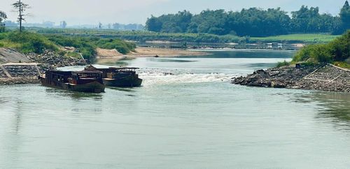 Công trình đập tạm ngăn sông Quảng Huế chưa được gia cố và đắp cao thêm gây hạ thấp và chênh lệch lớn mực nước của các sông ở hạ lưu sông Vu Gia. Ảnh: HOÀNG HIỆP