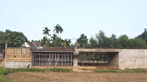 Xây dựng cầu Bà Củi thay ngầm tràn trên tuyến ĐT615B. Ảnh: CÔNG TÚ