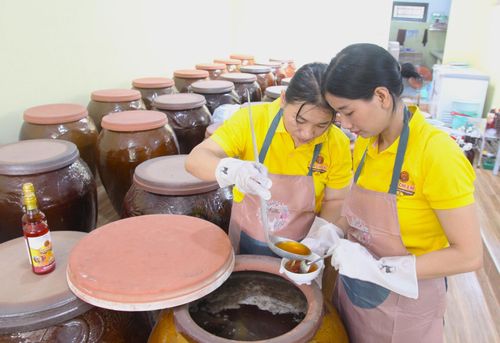 Nước mắm “Hai chị em” được làm từ nguyên liệu cá cơm tươi nhập từ chợ cá Tam Tiến, kết hợp với muối Sa Huỳnh. Ảnh: N.Q