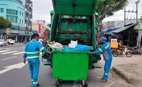 Công nhân Công ty TNHH MTV Môi trường đô thị Hà Nội – Chi nhánh miền Trung thu gom rác trên địa bàn Đà Nẵng. Ảnh: TRỌNG HÙNG