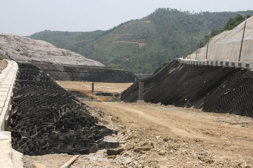 Dự án hộc rác số 7 cơ bản đã hoàn tất các hạng mục chính, đang làm thủ tục bàn giao để tiếp nhận rác. Song, đây chỉ là giải pháp mang tính “cầm cự” trong bối cảnh chưa có nhà máy xử lý rác hiện đại đi vào hoạt động. Ảnh: TRỌNG HÙNG