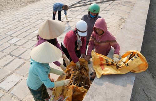 Người dân xã Tam Xuân ra quân dọn dẹp vệ sinh môi trường. Ảnh: HỒ QUÂN