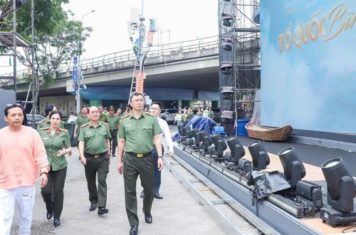 Đoàn công tác Bộ Công an và Công an thành phố Đà Nẵng kiểm tra tại khu vực sân khấu bờ Đông cầu Rồng. Ảnh: NGỌC PHÚ