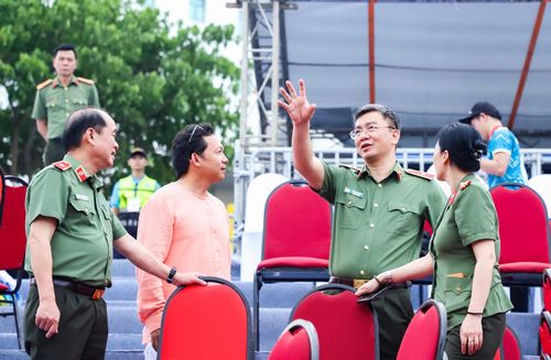 Thiếu tướng Phạm Kim Đĩnh (thứ 2, bên phải sang) kiểm tra tại khu vực sân khấu bờ Đông cầu Rồng. Ảnh: NGỌC PHÚ