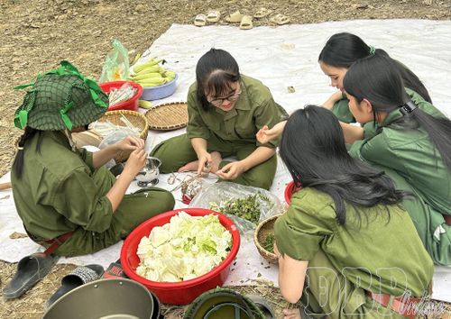 Học sinh trải nghiệm cuộc sống chiến sĩ năm xưa.