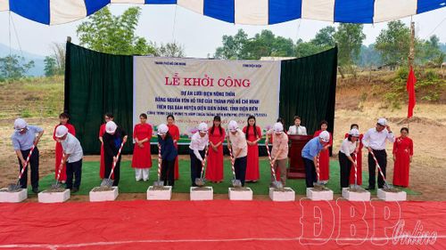 Huyện Điện Biên Đông (cũ) khởi công dự án lưới điện nông thôn tại bản Háng Lìa, xã Keo Lôm (nay là xã Na Son) từ nguồn vốn TP. Hồ Chí Minh hỗ trợ . Ảnh tư liệu.