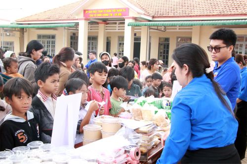 Đông đảo thiếu nhi tham gia trải nghiệm tại Gian hàng ẩm thực miễn phí. Ảnh: Nga Sơn