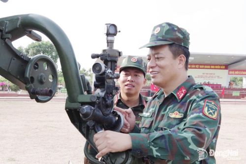 Thủ trưởng Lữ đoàn 96, Bộ Tư lệnh Pháo binh - Tên lửa (đóng tại Đồng Nai) trực tiếp kiểm tra nội dung hội thao của đơn vị. Ảnh: ĐVCC