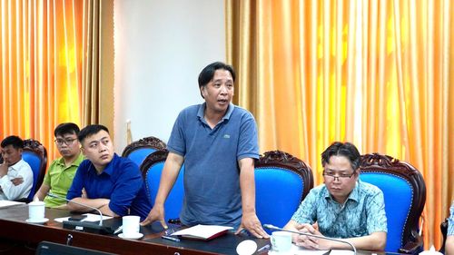Lãnh đạo Công ty Cổ phần Sao Đỏ Tây Bắc phát biểu tại cuộc họp.