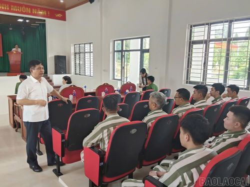Đại diện Hội Luật gia tỉnh Lào Cai tư vấn pháp luật trực tiếp cho các phạm nhân.
