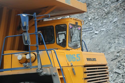 So với trước đây, những chiếc Belaz đời mới có nhiều cải tiến hiện đại, đặc biệt là hệ thống điều khiển được thiết kế tích hợp trong cabin.