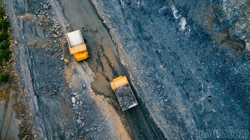 Những chiếc xe Belaz nối đuôi nhau hoạt động, tạo nên nhịp vận chuyển liên tục trên khai trường.