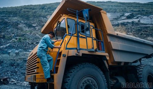 Xe Belaz 7547 có kích thước tổng thể dài khoảng 8,5 m, rộng 4,6 m, cao 4,5 m (tùy thuộc vào phiên bản cụ thể). Đây là dòng xe ben tải trọng 42 tấn - 45 tấn, nổi tiếng với sự bền bỉ trong môi trường khai thác mỏ.
