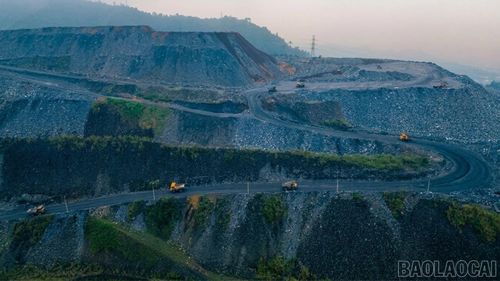 Năm 2025, Công ty TNHH MTV Apatit Việt Nam đạt nhiều chỉ tiêu tăng trưởng tích cực: giá trị sản xuất công nghiệp đạt 3.940 tỷ đồng (103,7% kế hoạch, tăng 11,8%), sản lượng quặng đạt hơn 1,9 triệu tấn. Những kết quả ấy có sự đóng góp thầm lặng của những “người khổng lồ” Belaz.