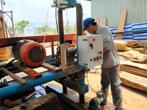 Anh Nhật Anh khởi nghiệp nghề mộc truyền thống gia đình