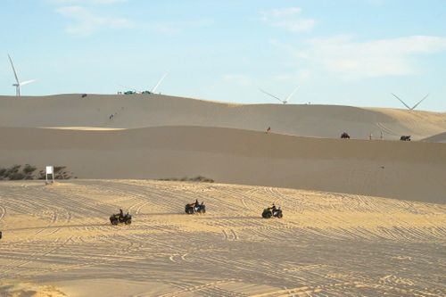 Khách tham quan trên Đồi cát ở Bàu Trắng