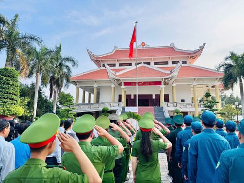 Đông đảo các lực lượng vũ trang tại địa phương tham gia lễ dâng hương tại đền thờ liệt sĩ (Ảnh: Hoàng Giang)