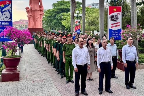 Lãnh đạo Đảng ủy, HĐND, UBND, Ủy ban MTTQ Việt Nam phường Phan Thiết cùng đoàn dâng hương tại Bảo tàng Hồ Chí Minh - Chi nhánh Bình Thuận (Ảnh: Hoàng Giang)