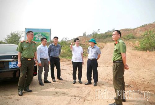 Chủ tịch UBND xã Lương Sơn (áo trắng, đứng giữa) cùng các lực lượng chức năng kiểm tra thực tế tuyến đường từ cây xăng Cố Thổ đi mỏ đá thôn Suối Nảy, xác minh phản ánh vận chuyển đất, đá gây ảnh hưởng hạ tầng giao thông và đời sống người dân.