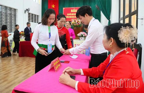 Cử tri Tổ bầu cử số 6, tiểu khu Mỏ, xã Lương Sơn thực hiện quyền bầu cử, lựa chọn đại biểu xứng đáng đại diện cho ý chí, nguyện vọng của Nhân dân.