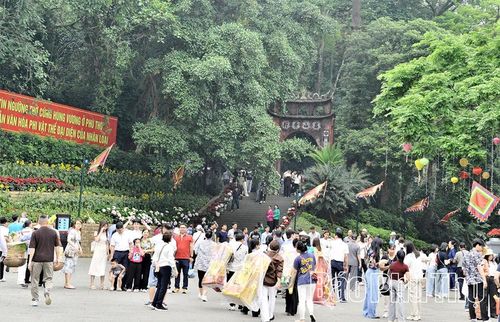 Khu di tích lịch sử Quốc gia đặc biệt Đền Hùng thu hút đông đảo du khách.