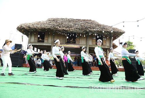 Hội trại văn hóa với nhiều hoạt động trải nghiệm đặc sắc thu hút người dân, du khách.