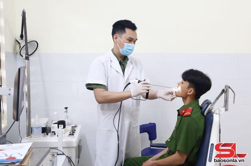 Cán bộ y bác sĩ Bệnh xá Công an tỉnh khám chữa bệnh cho chiến sĩ.